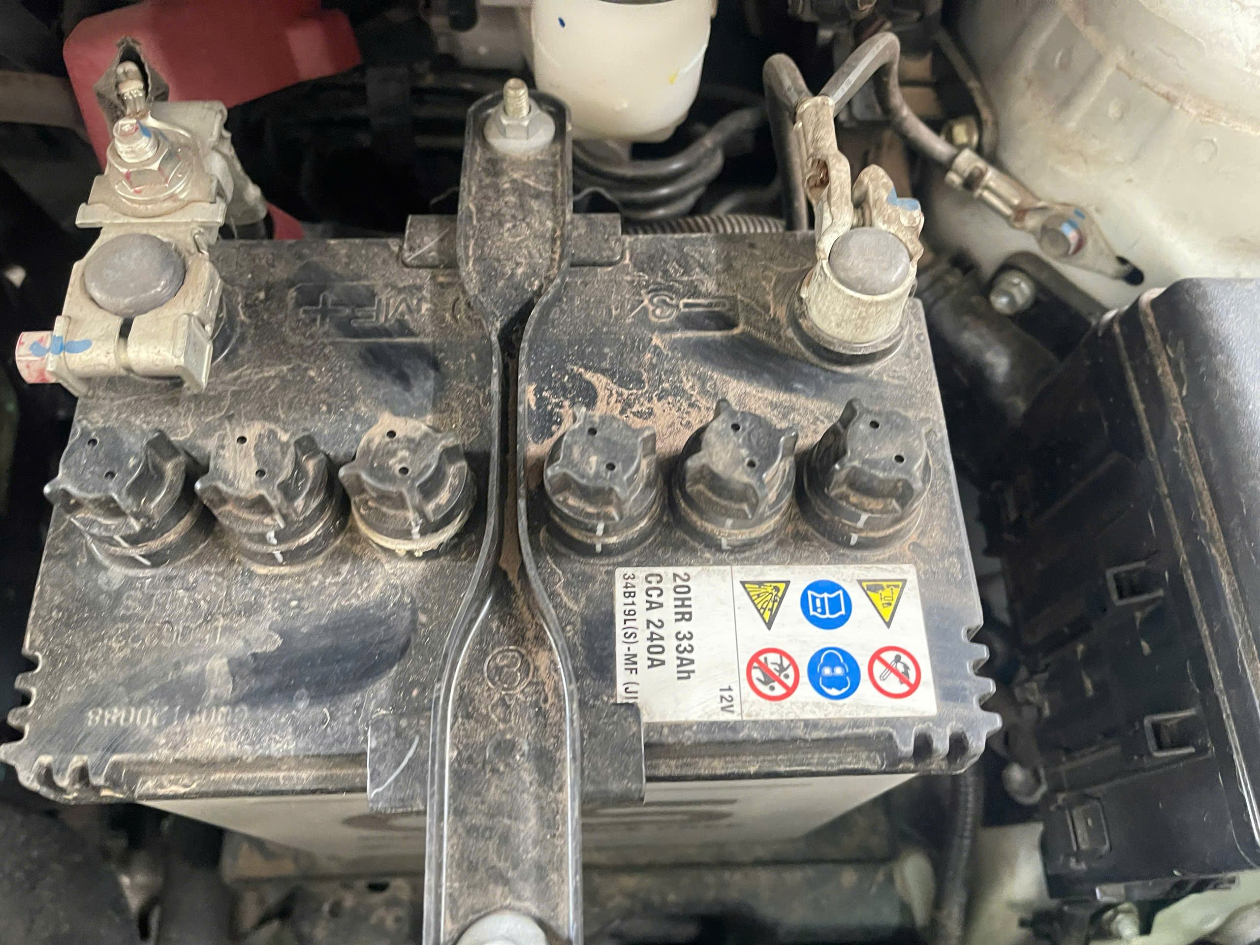 binh-ac-quy-zin-theo-xe-vios